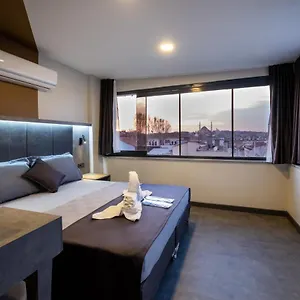 https://the-queen-hotel.istanbul-turkeyhotels.com